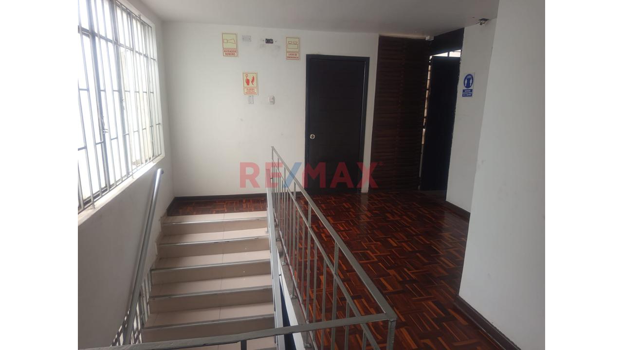 Local Comercial De 3 Pisos En Av. Rafael Escardó – San Miguel — foto 8