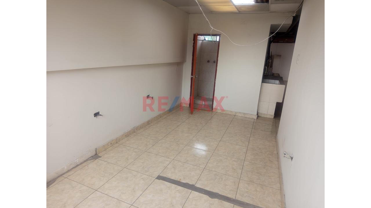 Local Comercial De 3 Pisos En Av. Rafael Escardó – San Miguel — foto 13