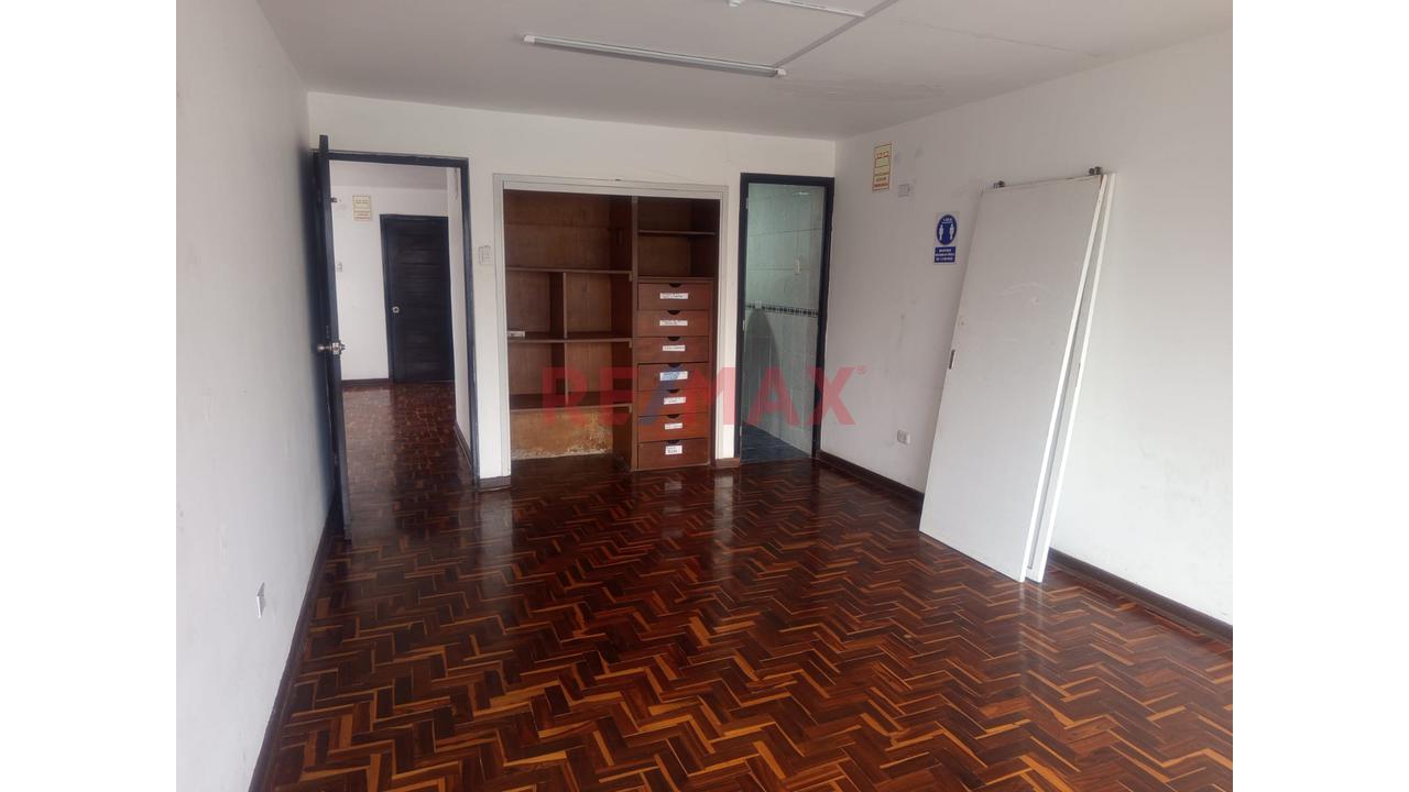 Local Comercial De 3 Pisos En Av. Rafael Escardó – San Miguel - 16