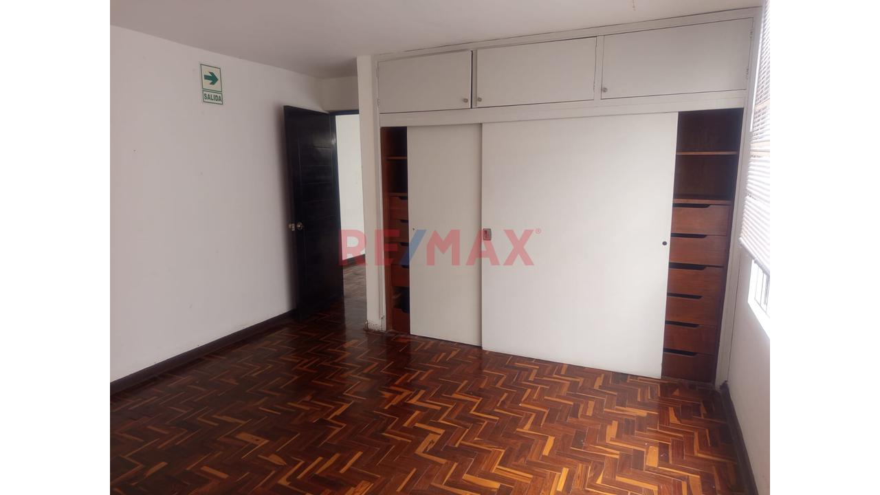 Local Comercial De 3 Pisos En Av. Rafael Escardó – San Miguel — foto 5