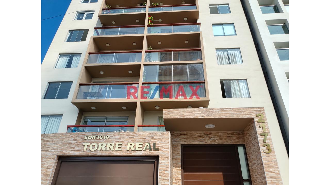 Amplio Departamento De 96 M² Con Balcón, Excelente Vista  Y Distribución
