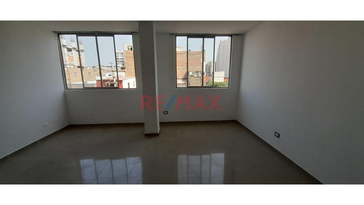 Se Vende Departamento Con Excelente Ubicación En Breña - 2