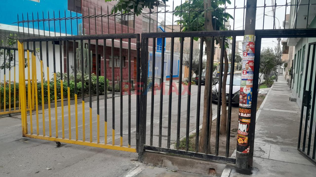 Venta De Amplio Departamento En Urb. El Naranjal – San Martín De Porres - 2