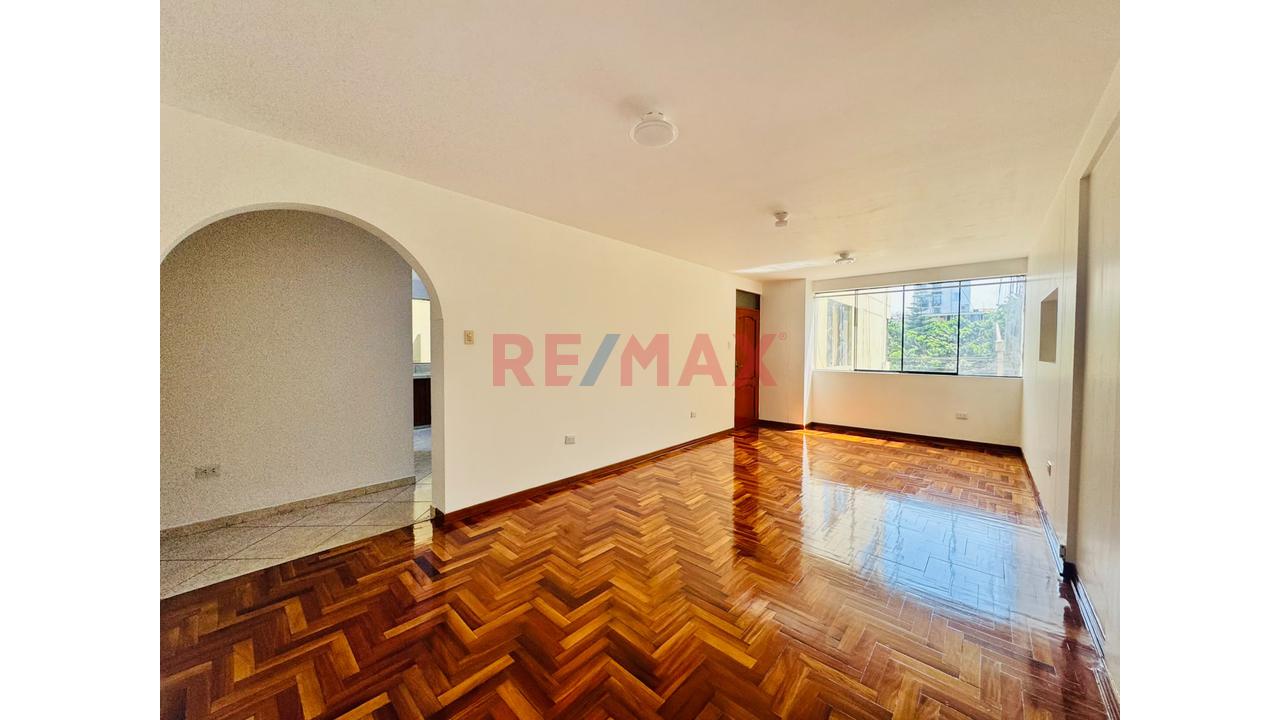 Venta Departamento Urb Los Jardines Del Golf 2Do Piso Con Ascensor Y Cochera Frente Parque - 4