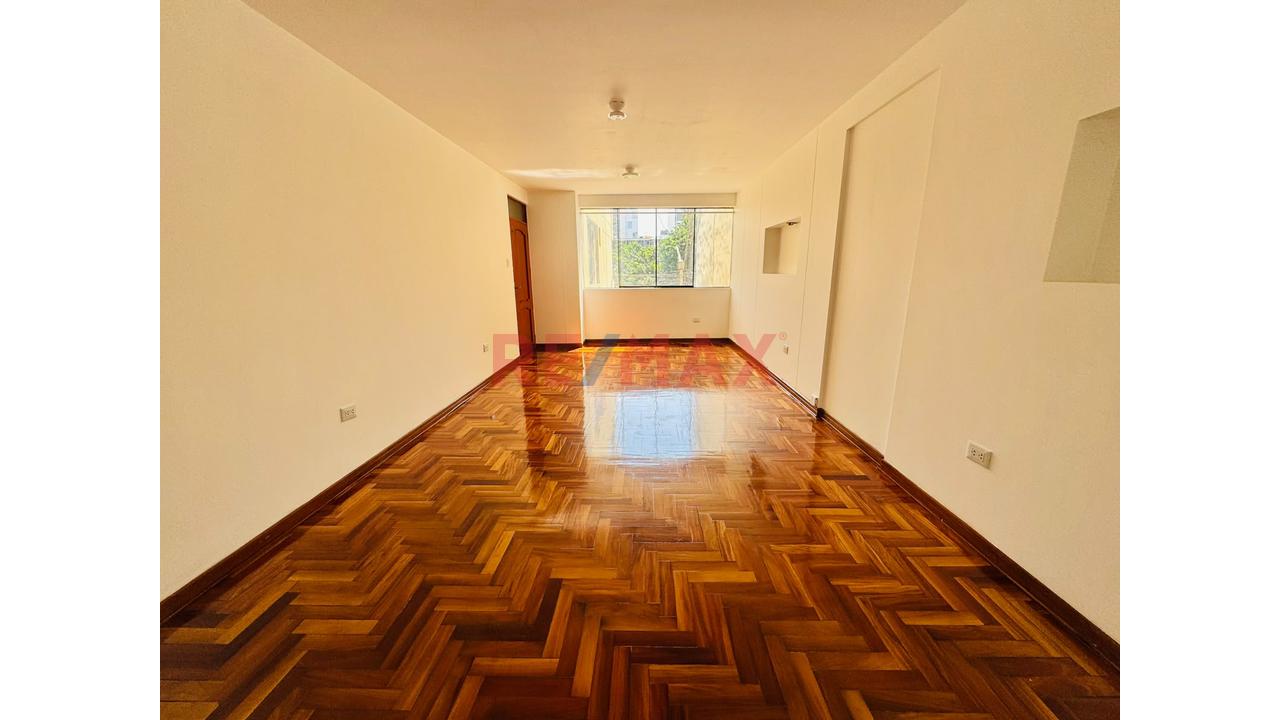 Venta Departamento Urb Los Jardines Del Golf 2Do Piso Con Ascensor Y Cochera Frente Parque - 3