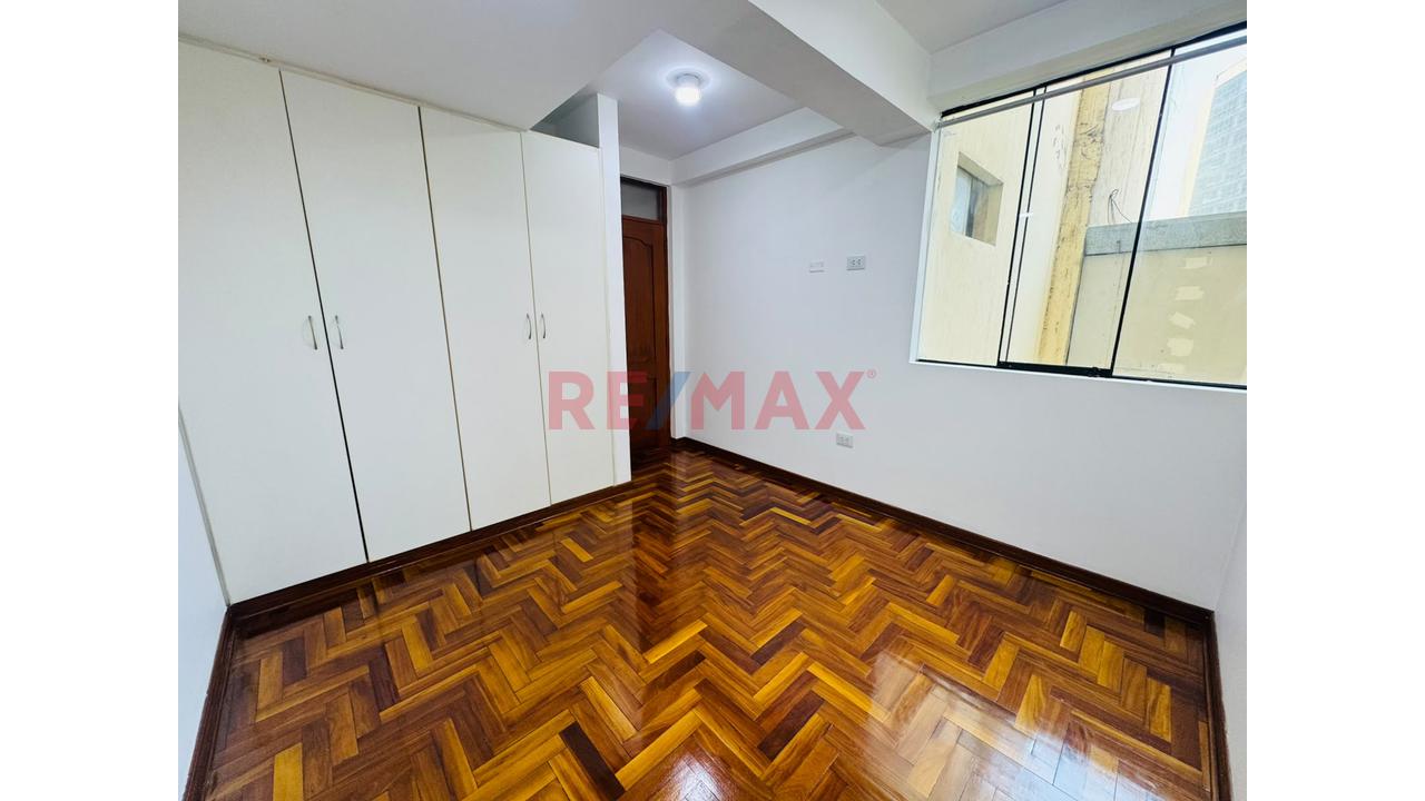 Venta Departamento Urb Los Jardines Del Golf 2Do Piso Con Ascensor Y Cochera Frente Parque - 8