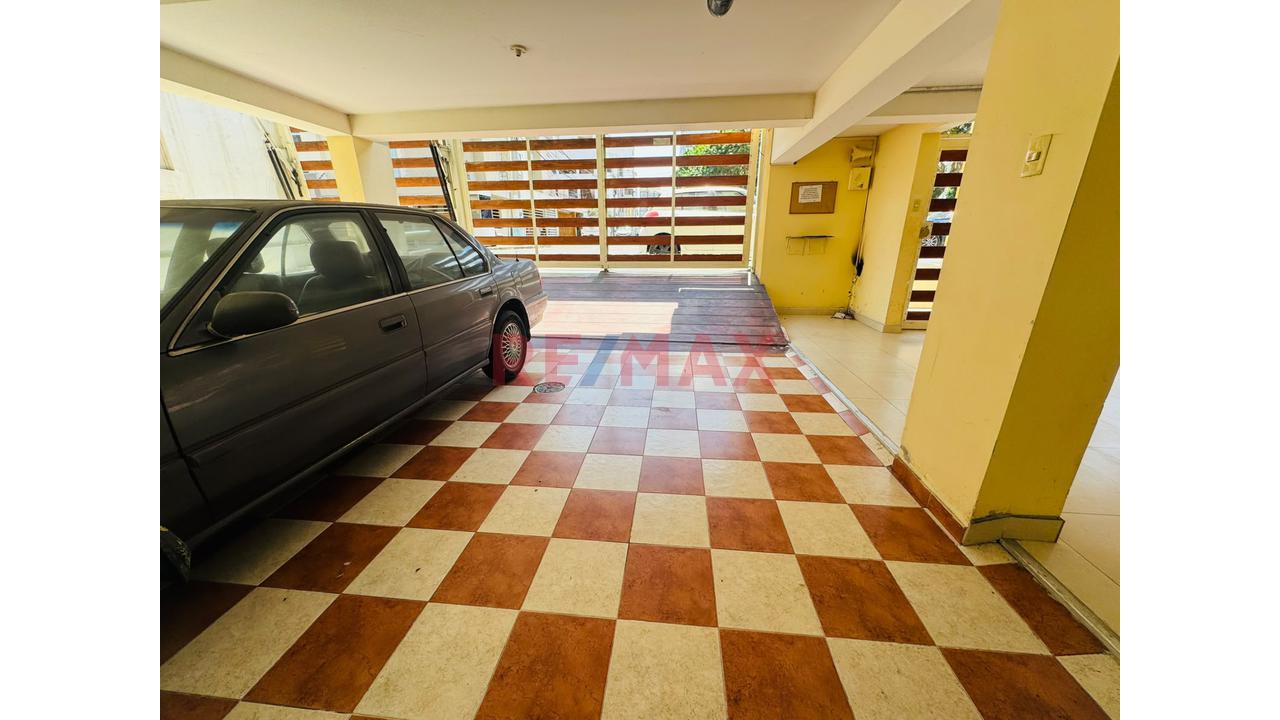 Venta Departamento Urb Los Jardines Del Golf 2Do Piso Con Ascensor Y Cochera Frente Parque - 11