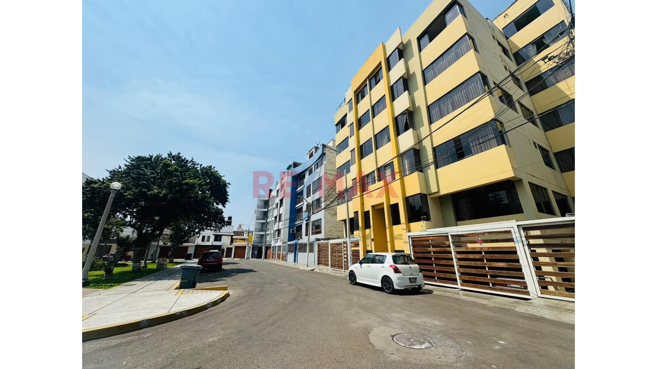 Venta Departamento Urb Los Jardines Del Golf 2Do Piso Con Ascensor Y Cochera Frente Parque - 2