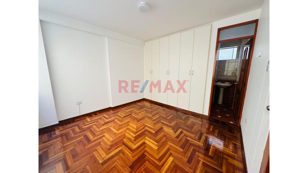Venta Departamento Urb Los Jardines Del Golf 2Do Piso Con Ascensor Y Cochera Frente Parque - 7