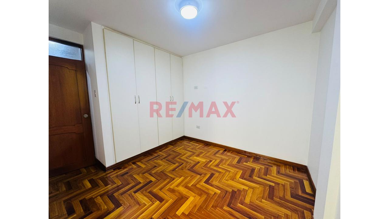 Venta Departamento Urb Los Jardines Del Golf 2Do Piso Con Ascensor Y Cochera Frente Parque - 9