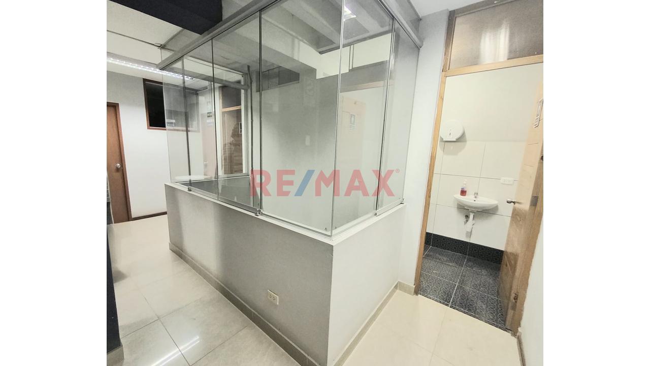 Vendo Amplio Local Comercial De 470M² En Vmt | 3 Pisos Mas Azotea - 6