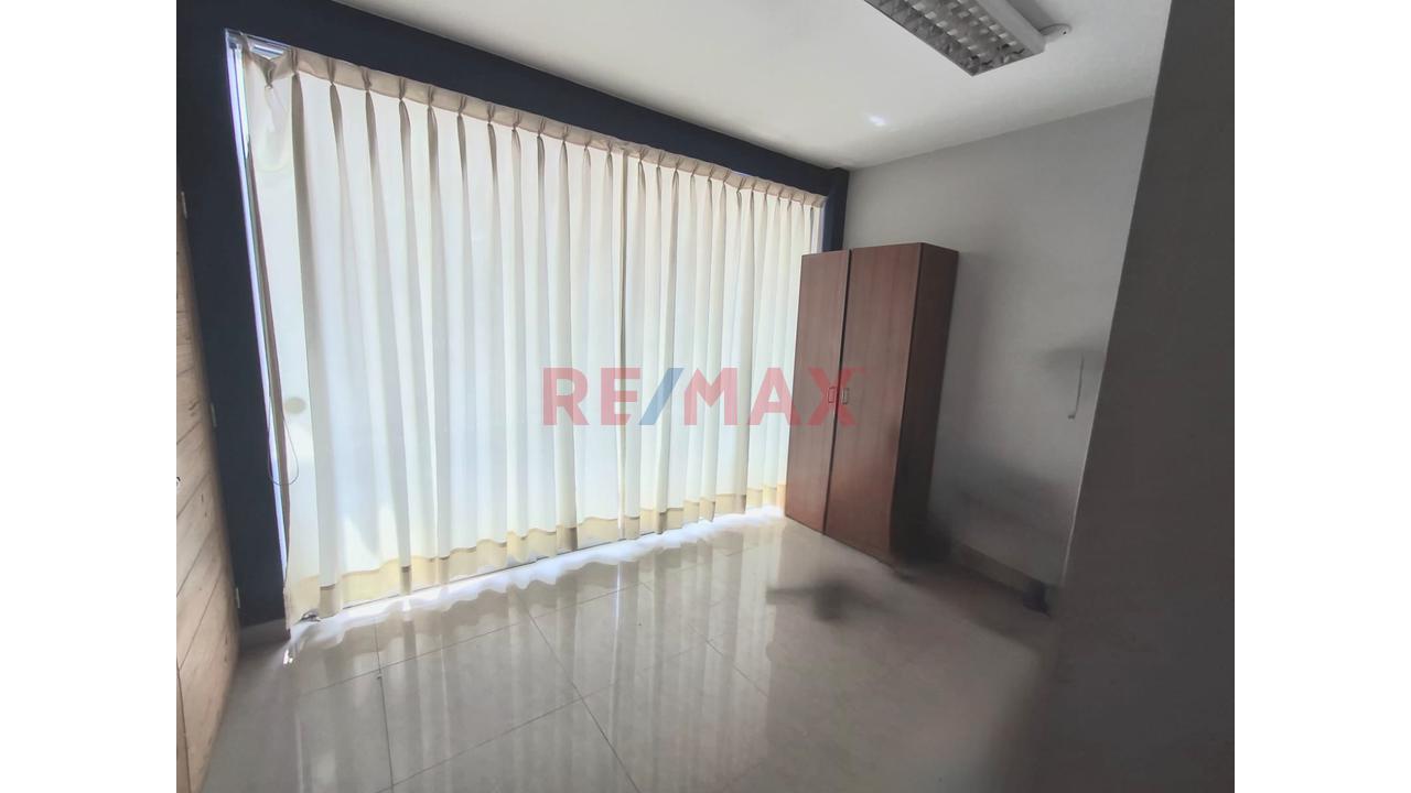 Vendo Amplio Local Comercial De 470M² En Vmt | 3 Pisos Mas Azotea - 3