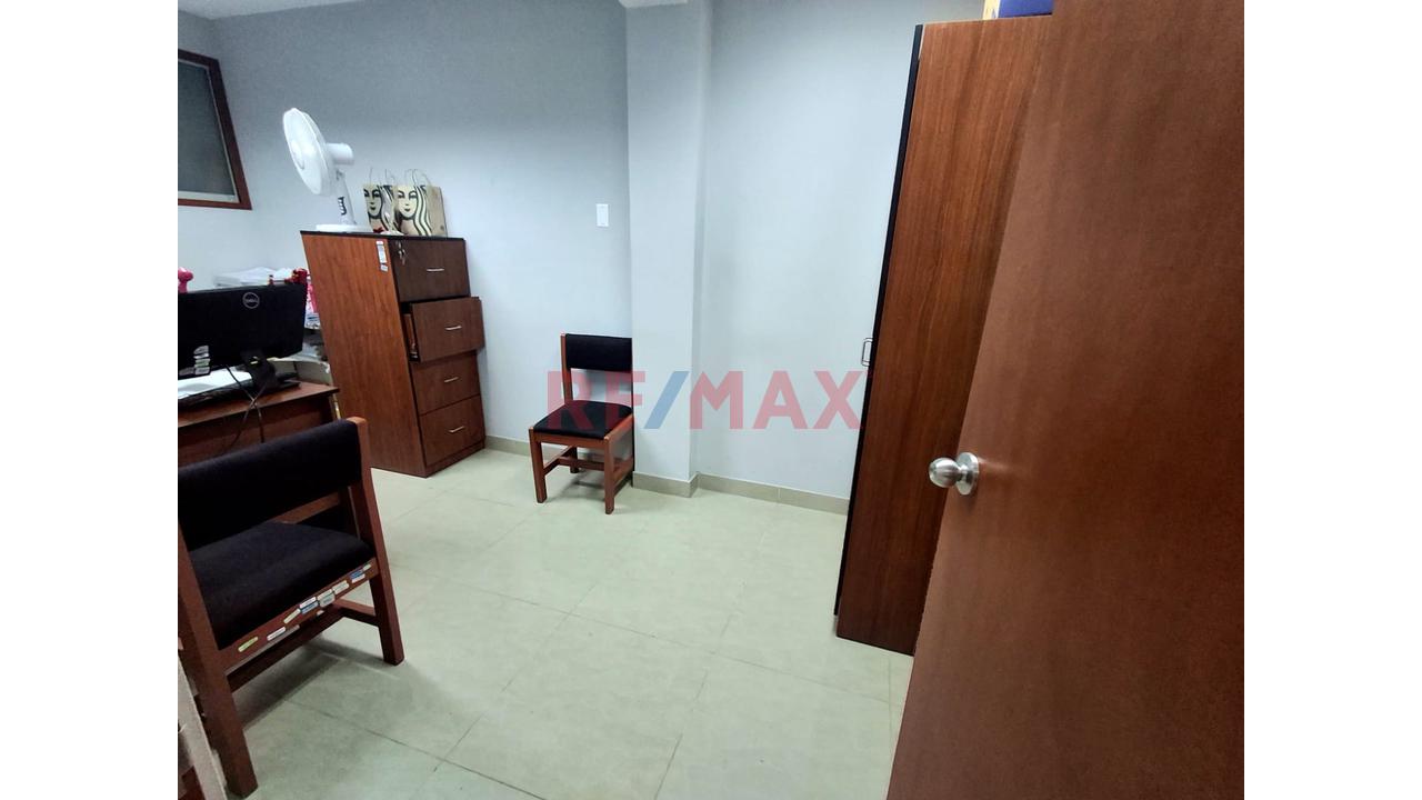 Vendo Amplio Local Comercial De 470M² En Vmt | 3 Pisos Mas Azotea - 4