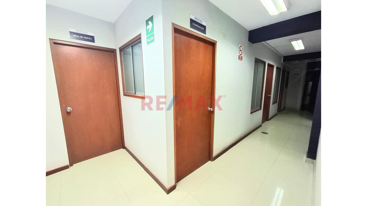 Vendo Amplio Local Comercial De 470M² En Vmt | 3 Pisos Mas Azotea - 10