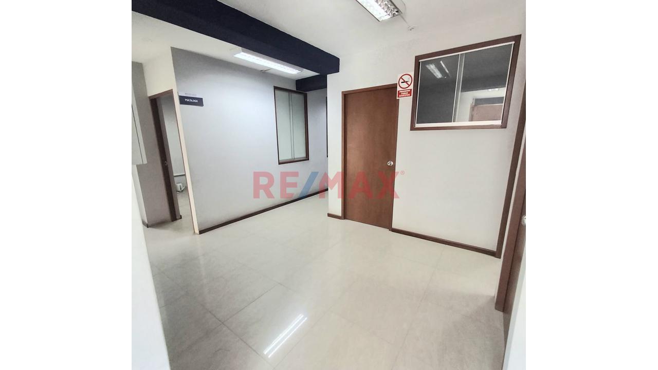 Vendo Amplio Local Comercial De 470M² En Vmt | 3 Pisos Mas Azotea - 13