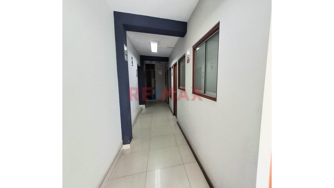 Vendo Amplio Local Comercial De 470M² En Vmt | 3 Pisos Mas Azotea - 11