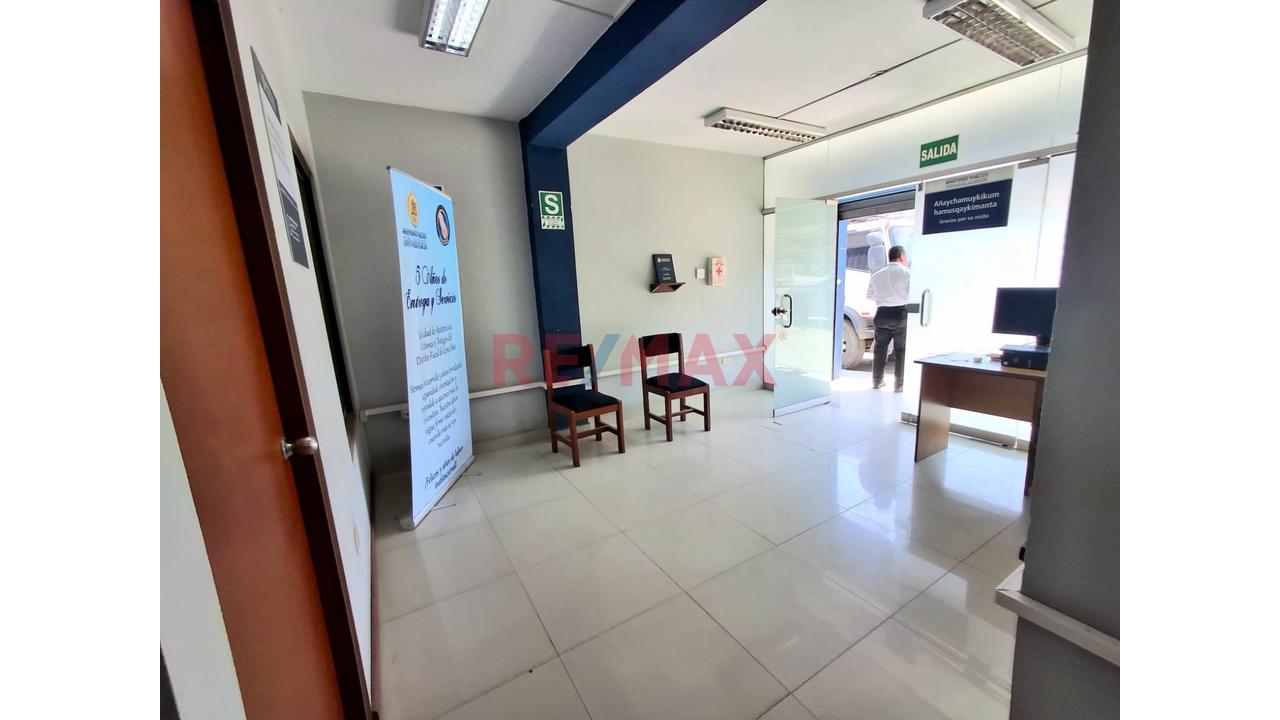 Vendo Amplio Local Comercial De 470M² En Vmt | 3 Pisos Mas Azotea - 1