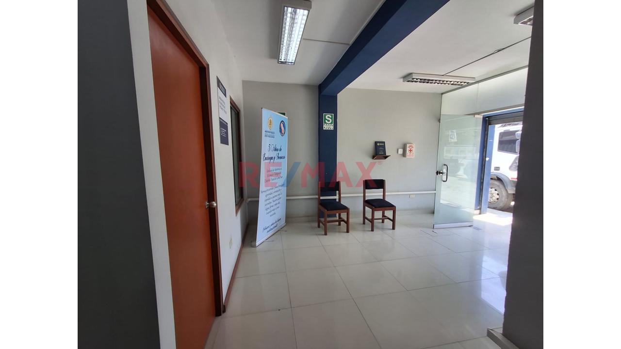 Vendo Amplio Local Comercial De 470M² En Vmt | 3 Pisos Mas Azotea - 2