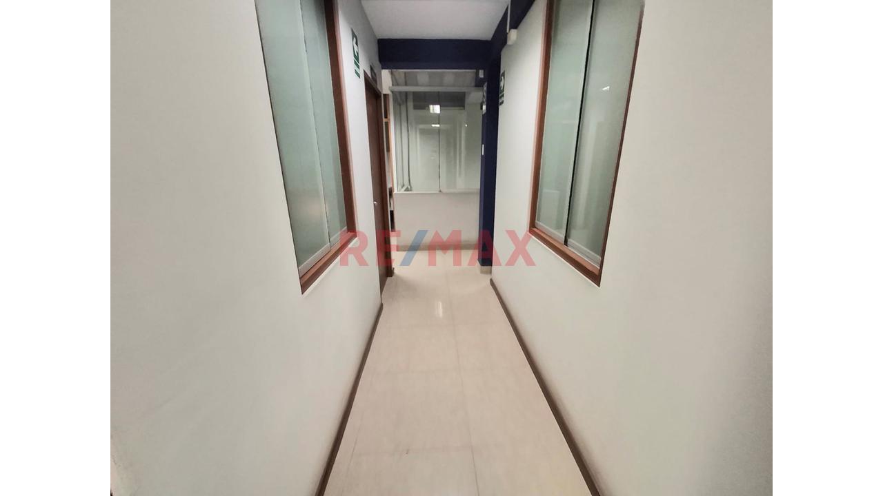 Vendo Amplio Local Comercial De 470M² En Vmt | 3 Pisos Mas Azotea - 12