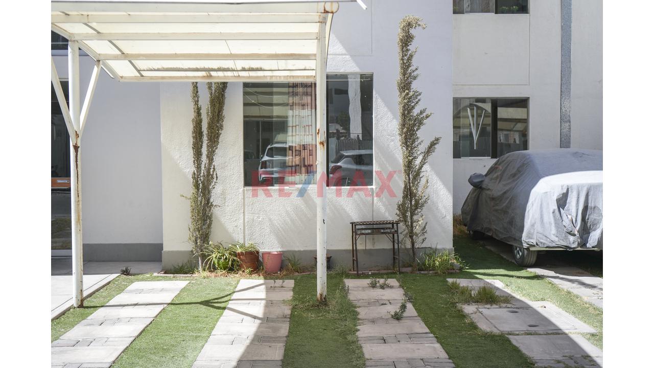 ¡Vive En Primer Piso Con Patios Propios! Departamento De 3 Dormitorios Y Cochera En Cerro Colorado!