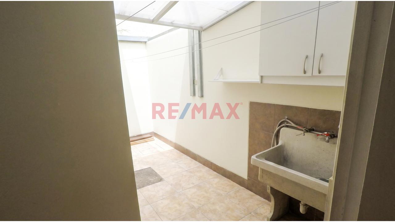 ¡Vive En Primer Piso Con Patios Propios! Departamento De 3 Dormitorios Y Cochera En Cerro Colorado! - 2