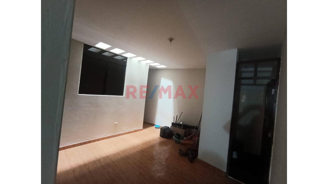 Casa De 2 Pisos + Proyección A 3Er Piso En El Centro De Camaná - 6