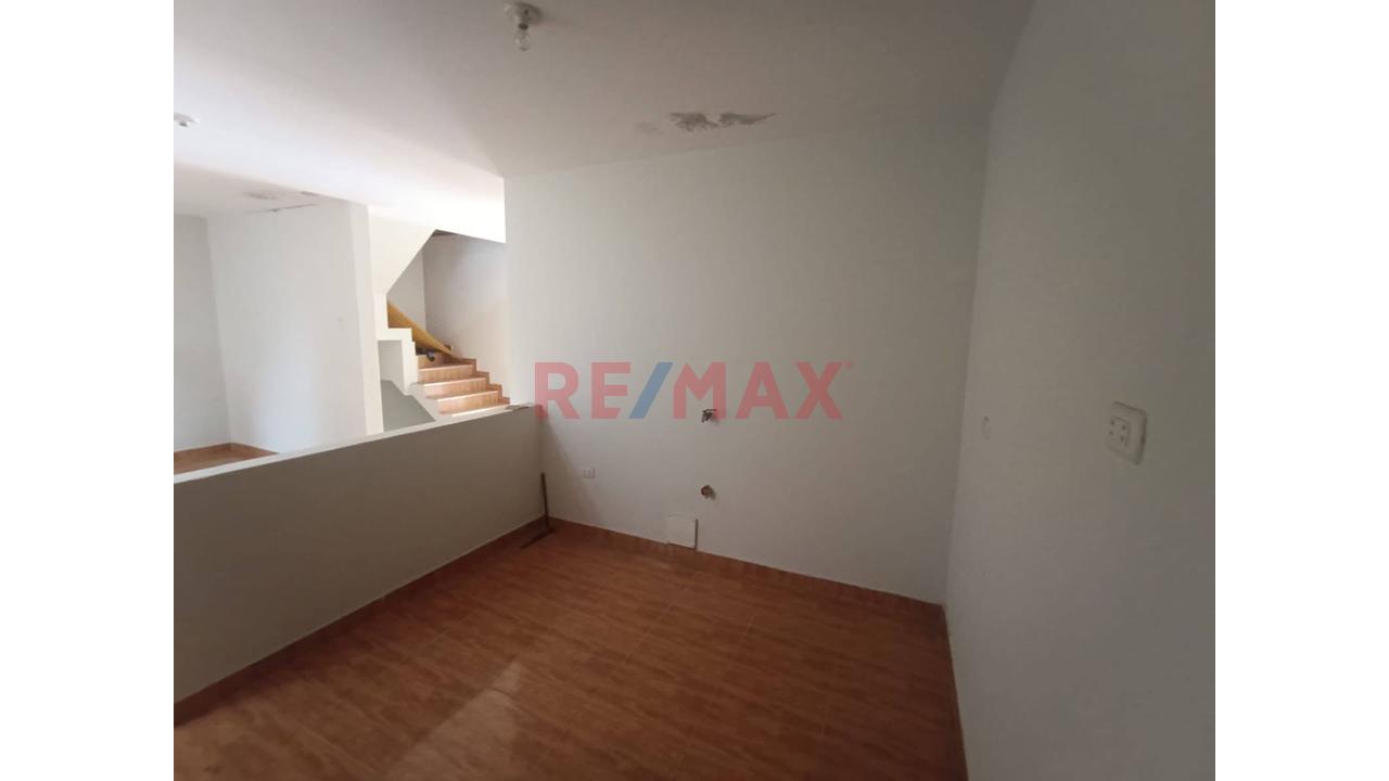 Casa De 2 Pisos + Proyección A 3Er Piso En El Centro De Camaná - 5