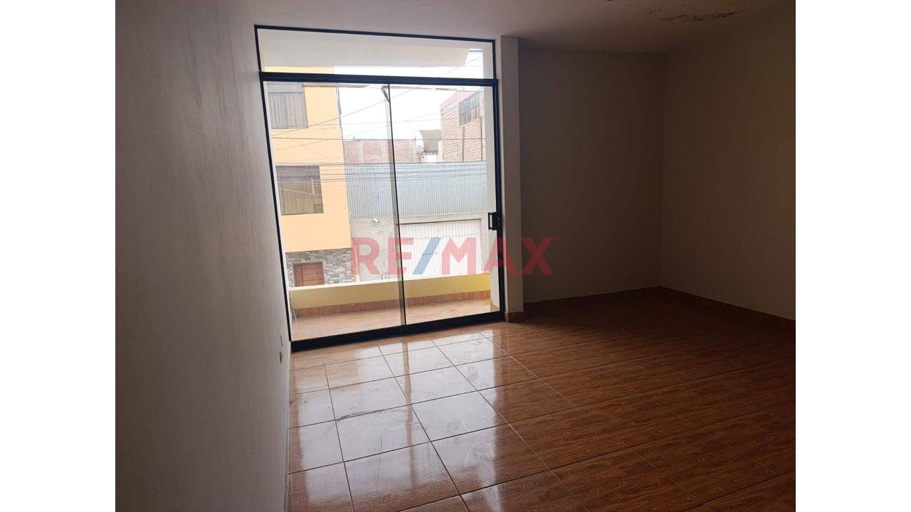 Casa De 2 Pisos + Proyección A 3Er Piso En El Centro De Camaná - 11
