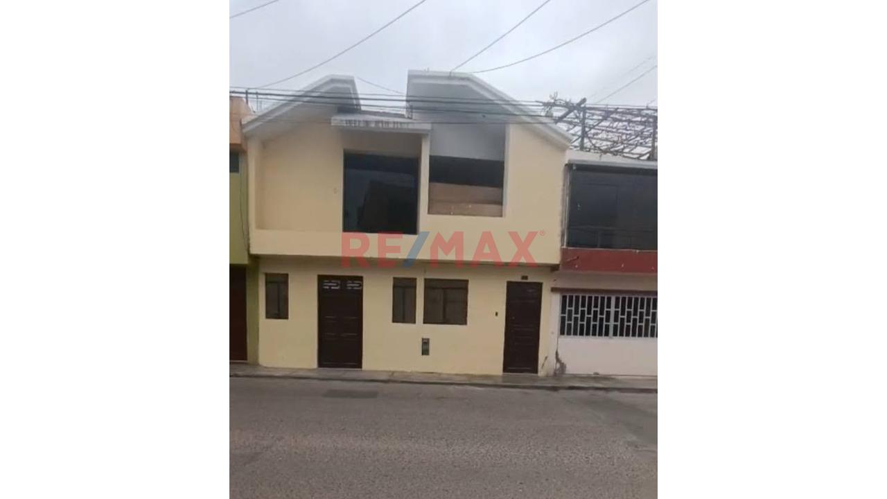 Casa De 2 Pisos + Proyección A 3Er Piso En El Centro De Camaná - 2
