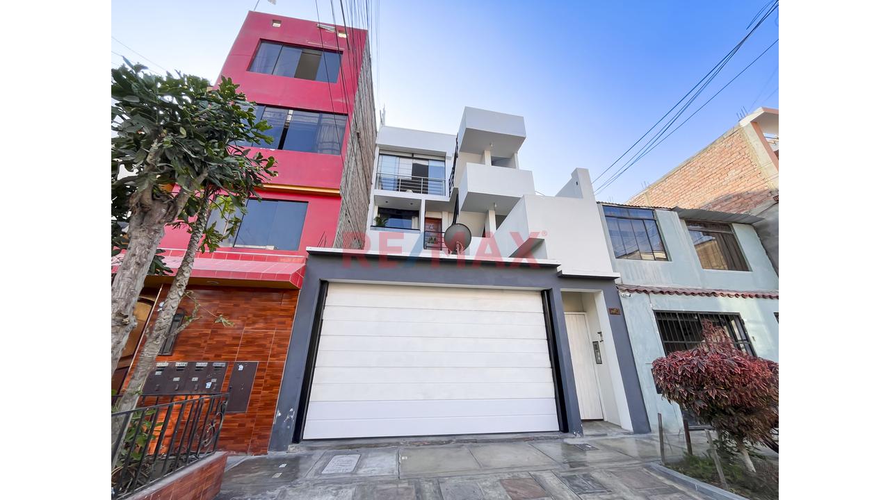 Se Vende Lindo Y Bien Iluminado Departamento En Surco.