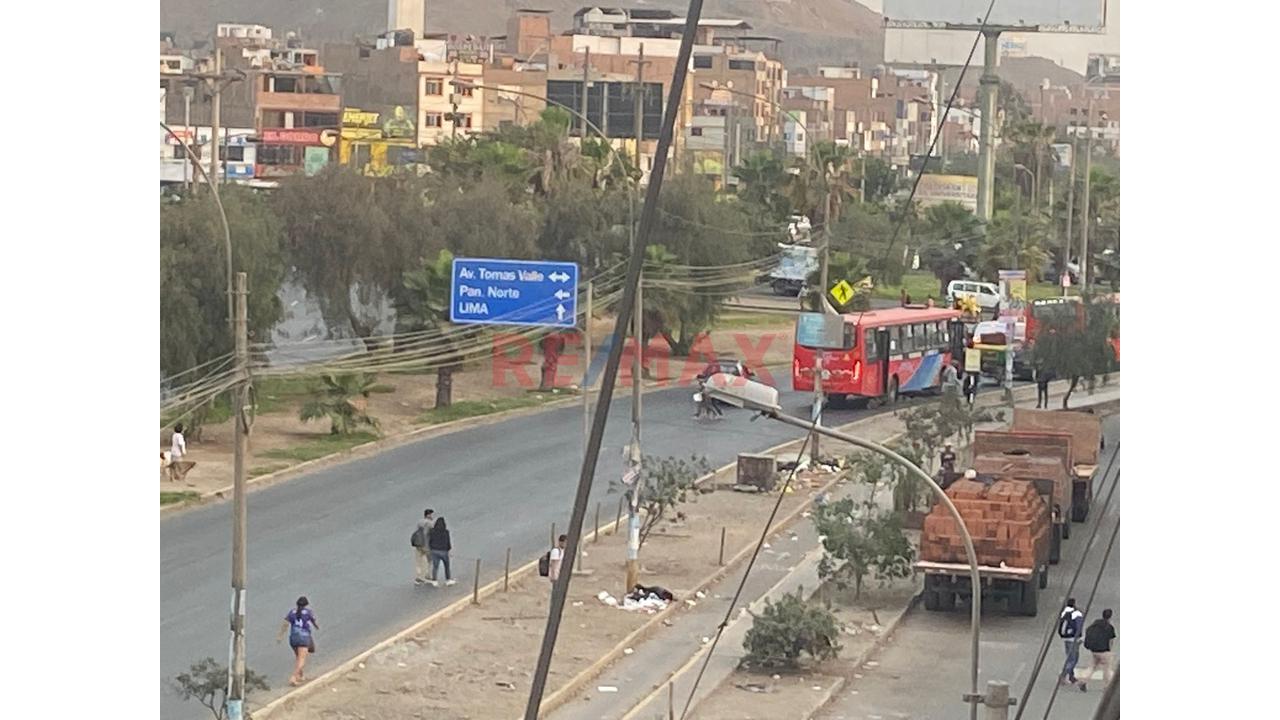 San Martin De Porres Alquiler De Oficina De 90 M2 2Do Piso Bien Ubicado A La Altura De La Av Universitaria Y Av Tomas Valle Frente De Plaza Vea Hiper S — foto 10