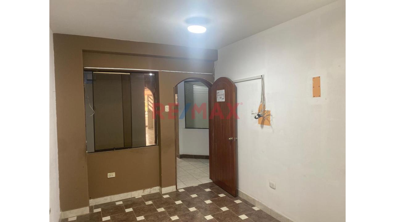 San Martin De Porres Alquiler De Oficina De 90 M2 2Do Piso Bien Ubicado A La Altura De La Av Universitaria Y Av Tomas Valle Frente De Plaza Vea Hiper S — foto 7