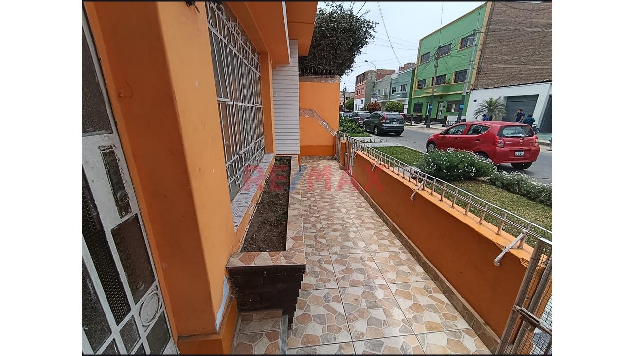 En La Hermosa Urbanización Santa Marina Del Callao Se Vende, Casa Con Departamentos Y Azotea Independientes Para Familias Grandes Que Quieran Privacidad E Independencia.