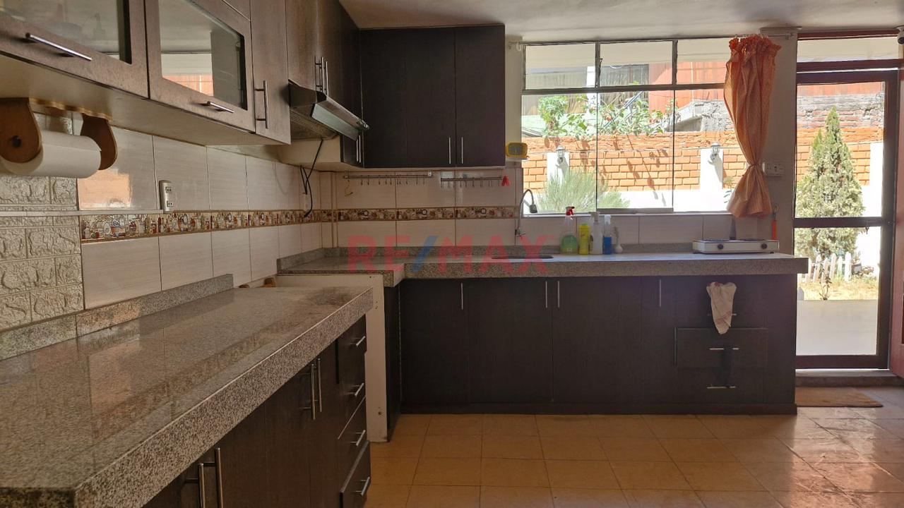 Casa En Venta Frente A Parque En Urb. Alto De La Luna — foto 2