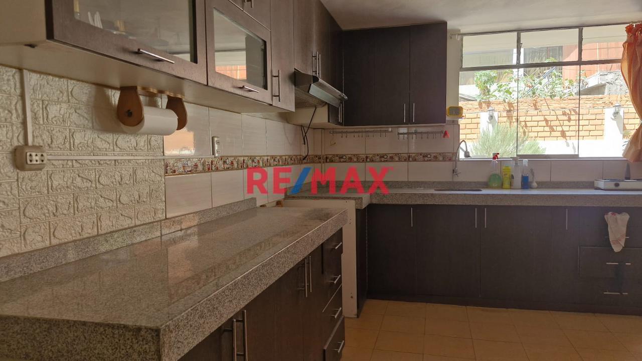 Casa En Venta Frente A Parque En Urb. Alto De La Luna