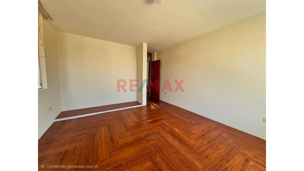 Casa En Venta De 3 Pisos Con 4 Habitaciones Y Cochera Techada — foto 8