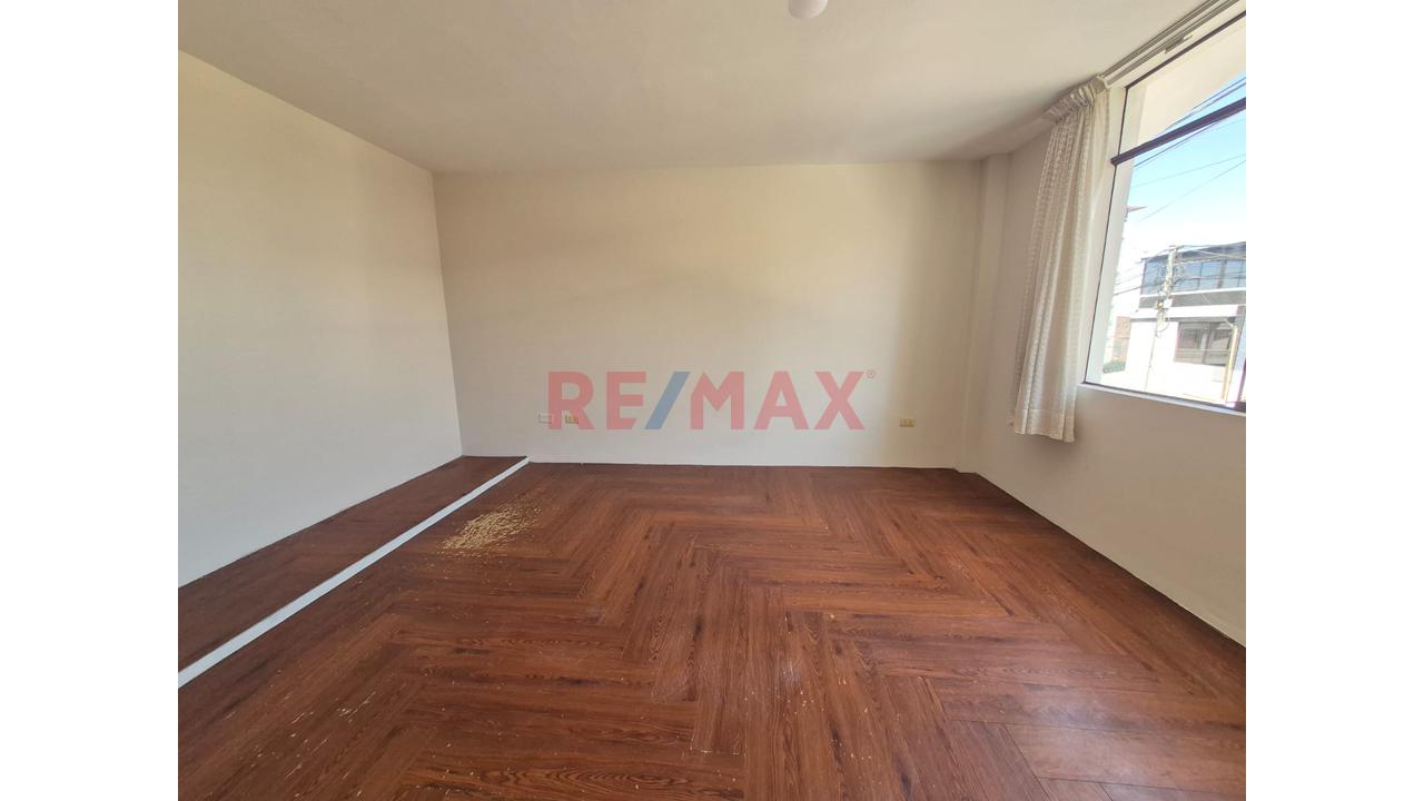 Casa En Venta De 3 Pisos Con 4 Habitaciones Y Cochera Techada — foto 6