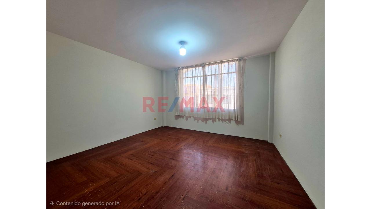 Casa En Venta De 3 Pisos Con 4 Habitaciones Y Cochera Techada — foto 2