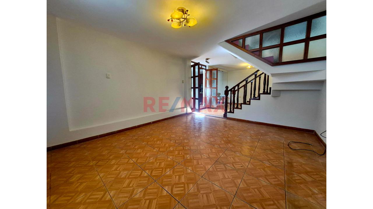 Casa En Venta De 3 Pisos Con 4 Habitaciones Y Cochera Techada — foto 4