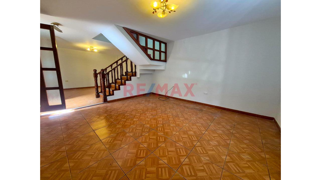 Casa En Venta De 3 Pisos Con 4 Habitaciones Y Cochera Techada — foto 3