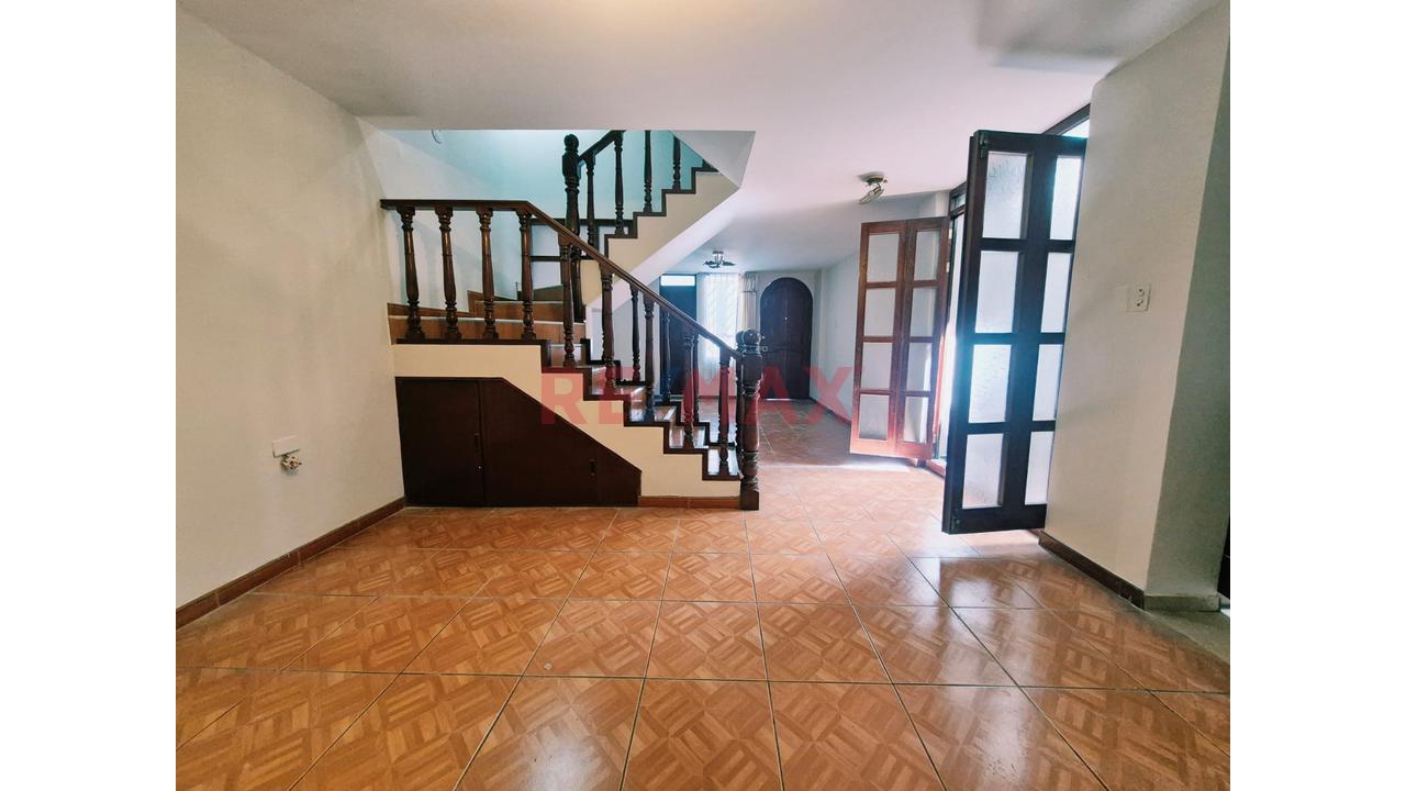 Casa En Venta De 3 Pisos Con 4 Habitaciones Y Cochera Techada — foto 5