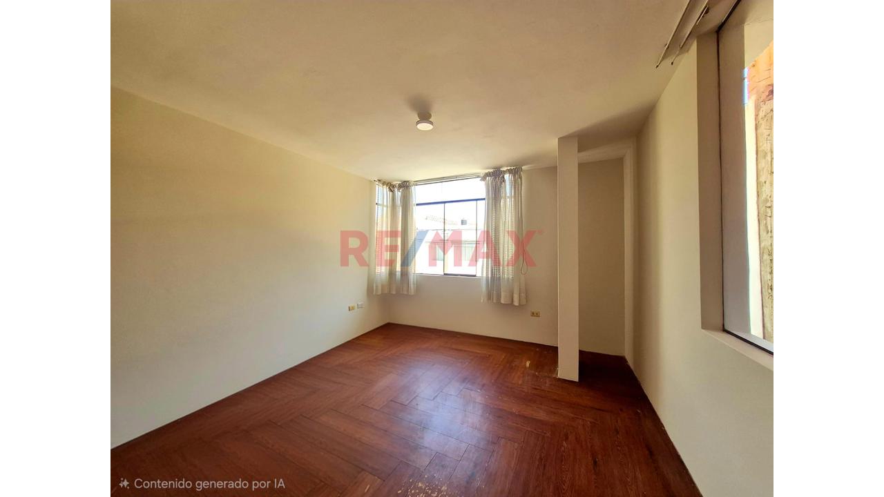 Casa En Venta De 3 Pisos Con 4 Habitaciones Y Cochera Techada — foto 9