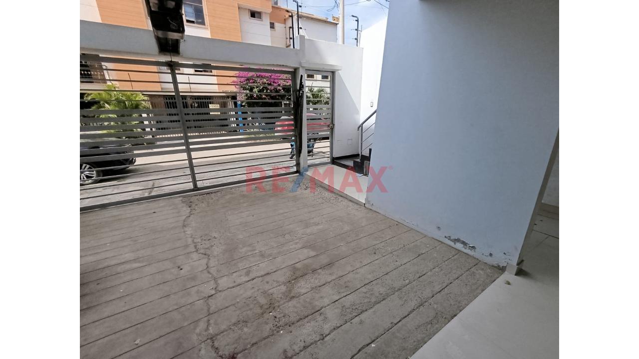 ✅ Dpto En Alquiler 📌 Ubicado En Sta Maria Del Pinar 🔰 Primer Piso Con Cochera 🚗 3 Habitaciones 🛏️ A Pasos De Udep 👨‍🎓 — foto 4