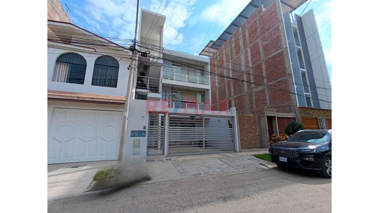 ✅ Dpto En Alquiler 📌 Ubicado En Sta Maria Del Pinar 🔰 Primer Piso Con Cochera 🚗 3 Habitaciones 🛏️ A Pasos De Udep 👨‍🎓