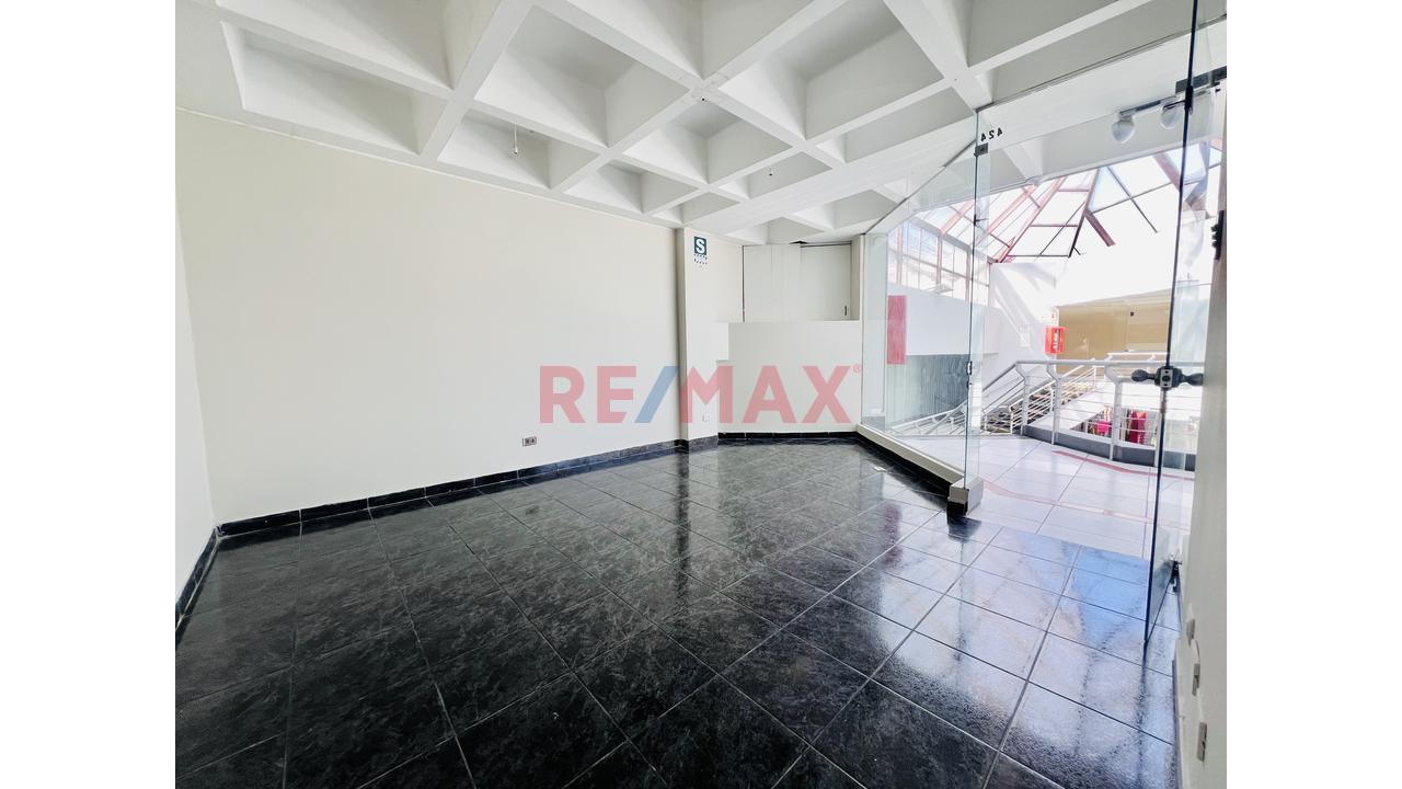 Local Comercial En Alquiler - El Panorámico — foto 2