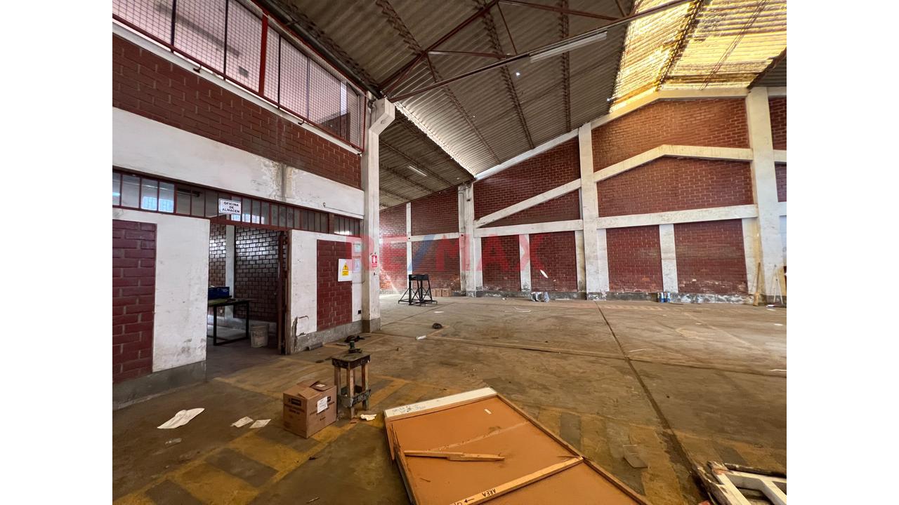 🏭 ¡Gran Local Industrial En Alquiler – Ubicación Estratégica De San Juan De Lurigancho! 🚆📍 — foto 2