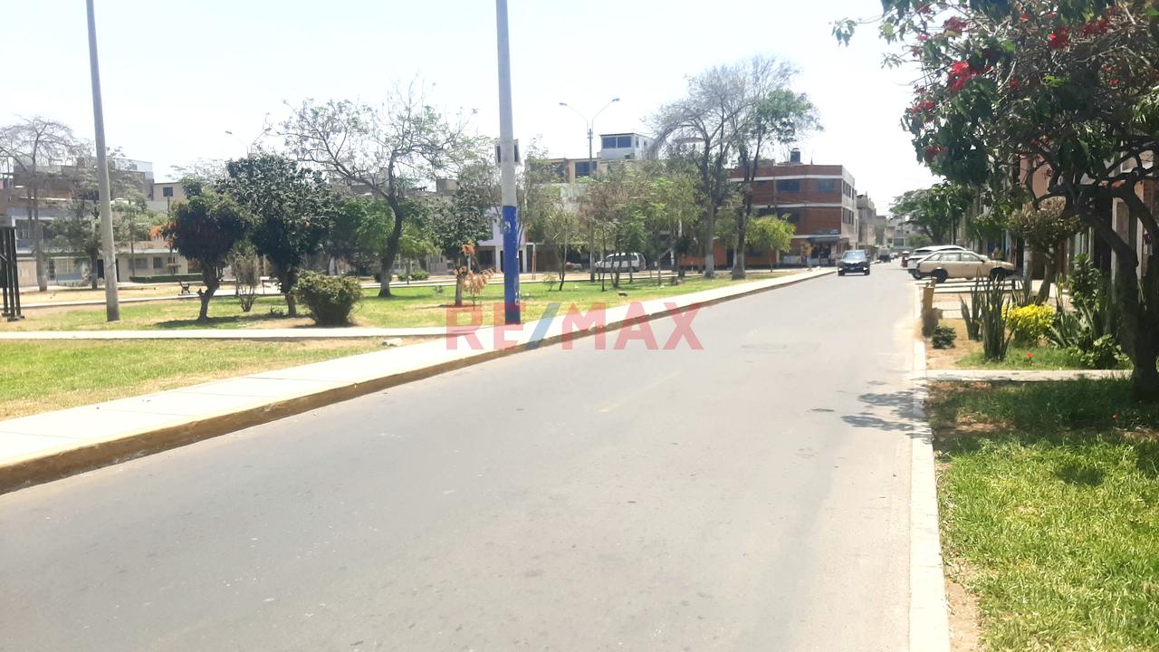 Casa Frente A Parque Urb. Ingieneria — foto 3