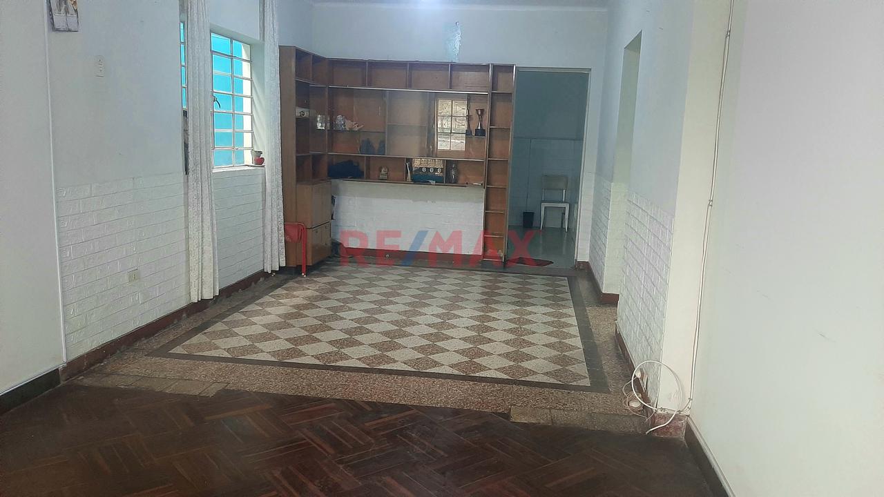 Casa Frente A Parque Urb. Ingieneria - 16