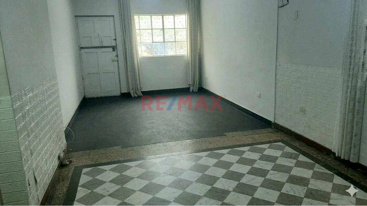 Casa Frente A Parque Urb. Ingieneria - 11