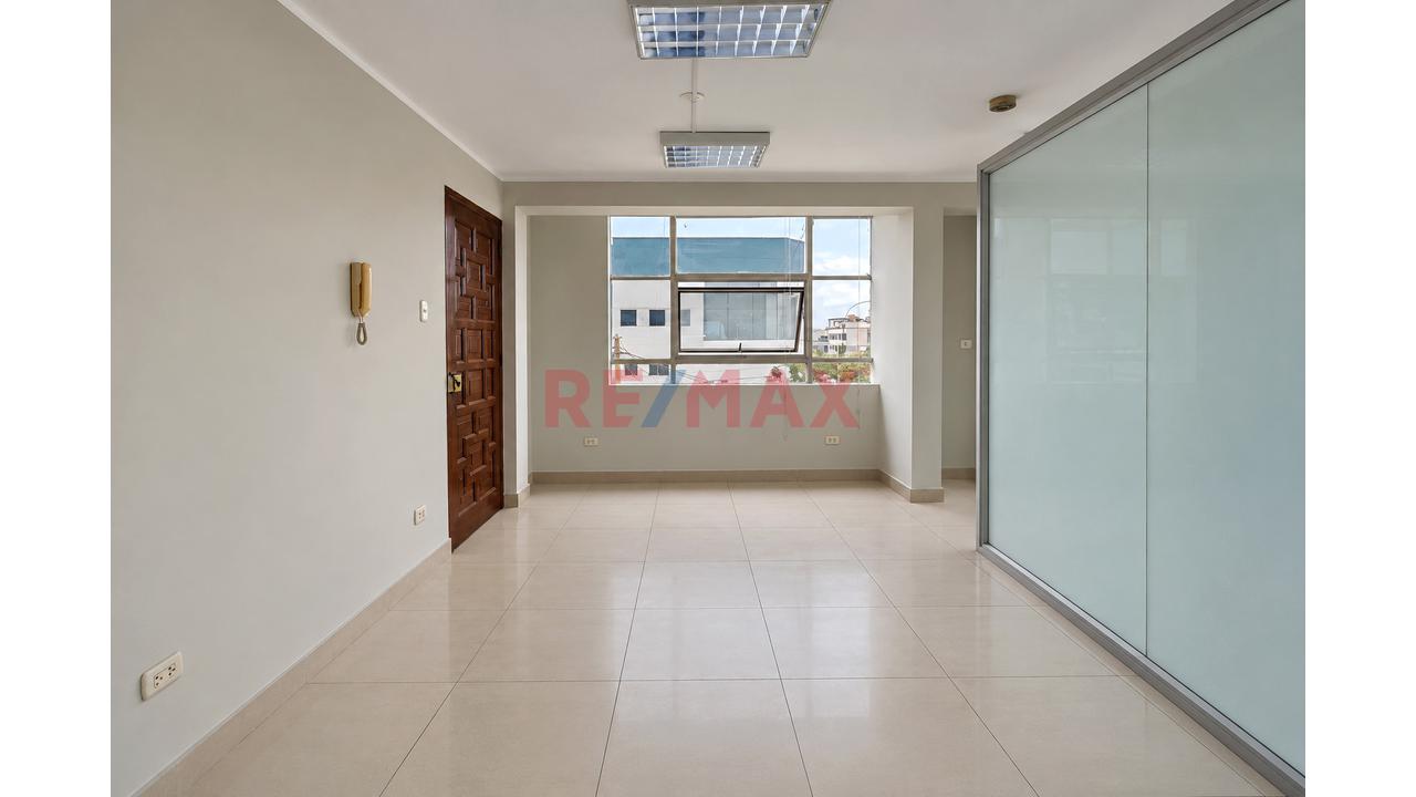 Oficina En Alquiler Tercer Piso En Plena Av. Flora Tristan - La Molina - 13